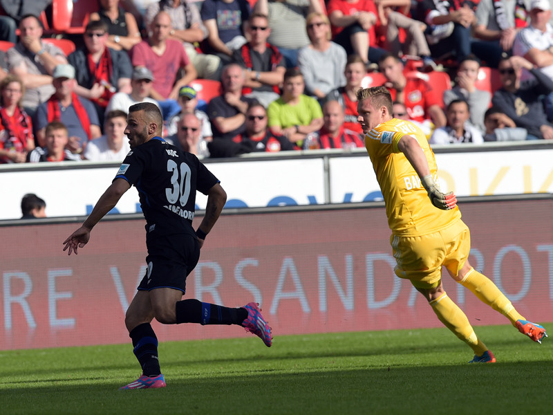 Leverkusens Bernd Leno (r.) schl&#228;gt am Ball vorbei, Paderborns S&#252;leyman Koc (l.) bedankt sich und trifft.