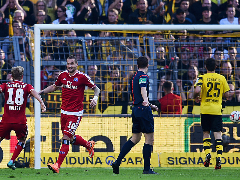 Pierre-Michel Lasogga (Z.v.li.) freut sich &#252;ber sein 1:0 in Dortmund.  