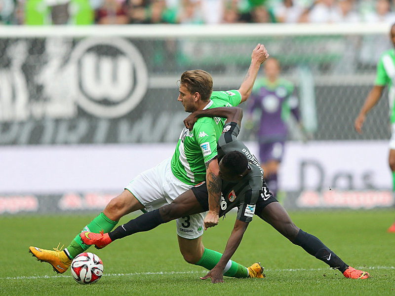 Voller Einsatz: Wolfsburg Sturmtank Nicklas Bendtner im Duell mit Abdul Rahman Baba (vorne).