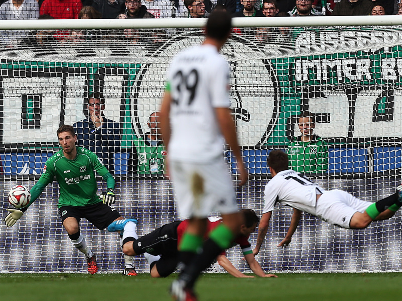 Abgehoben: Gladbachs Max Kruse (r.) trifft per Flugkopfball zum 1:0 in Hannover.