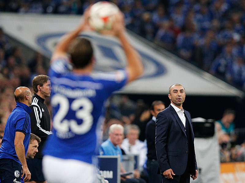 Feierte sein Deb&#252;t auf Schalke: Trainer Roberto di Matteo (hier mit Blick auf Verteidiger Christian Fuchs).