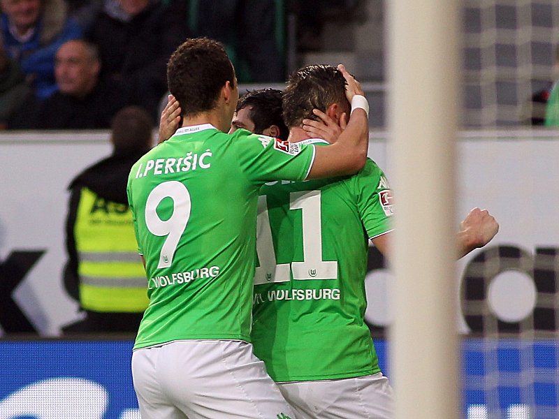 Jubeltraube: Wolfsburg Olic (re.) freut sich &#252;ber sein soeben erzieltes 1:0. 