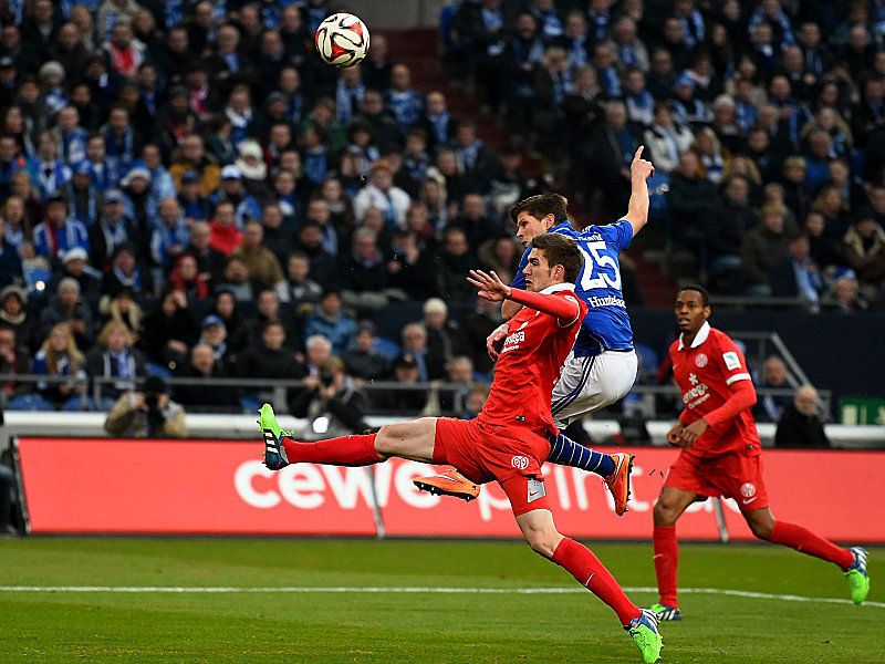 Klaas Jan Huntelaar erzielt mit einem Heber das 1:0 f&#252;r Schalke. 