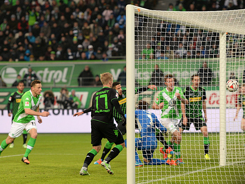 Vollstrecker: Wolfsburgs Knoche (2.v.re.) trifft zum 1:0.