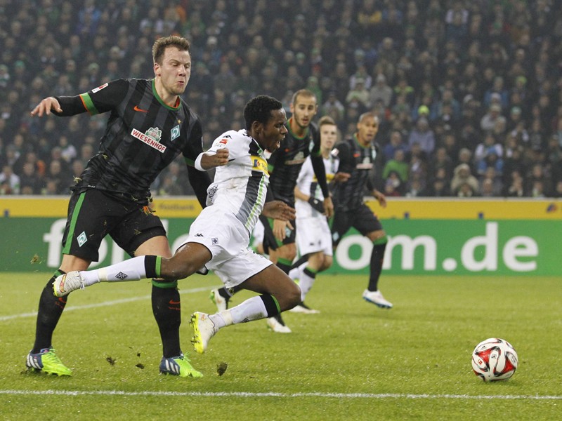 Bremens Philipp Bargfrede (l.) stoppt Gladbachs Ibrahima Traor&#233; unfair im Strafraum - Elfmeter!