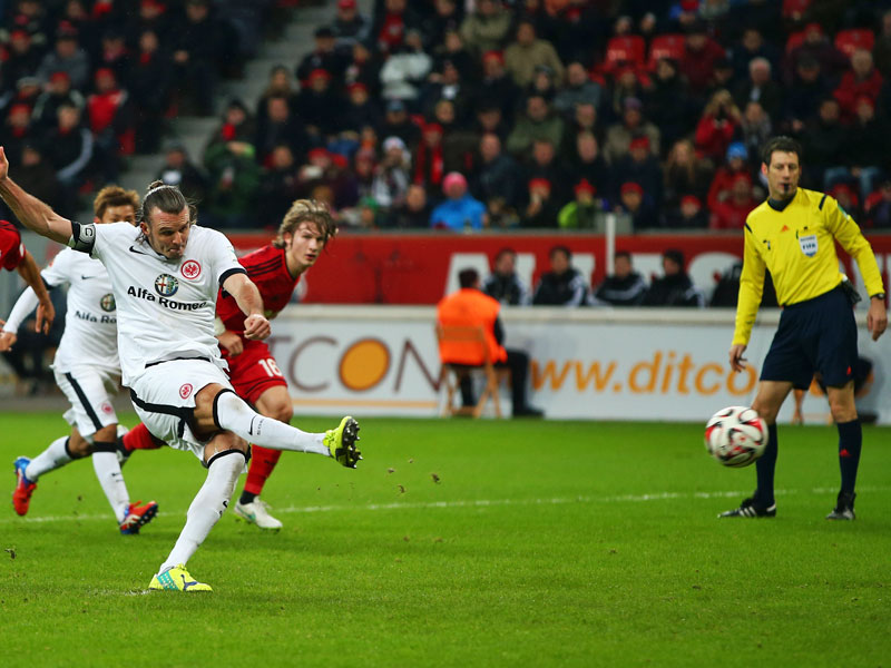 Ohne Nerven: Alex Meier verwandelte einen Foulelfmeter zur F&#252;hrung der Eintracht.