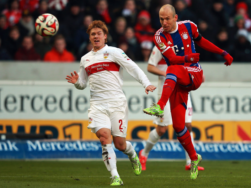 Arjen Robben ist Gotoku Sakai entwischt und zieht entschlossen ab - gleich steht es 1:0 f&#252;r die Bayern.