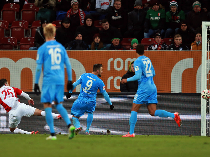 Raul Bobadilla markiert das zwischenzeitliche 2:0 f&#252;r den FC Augsburg. Das reichte aber nicht zum Sieg.