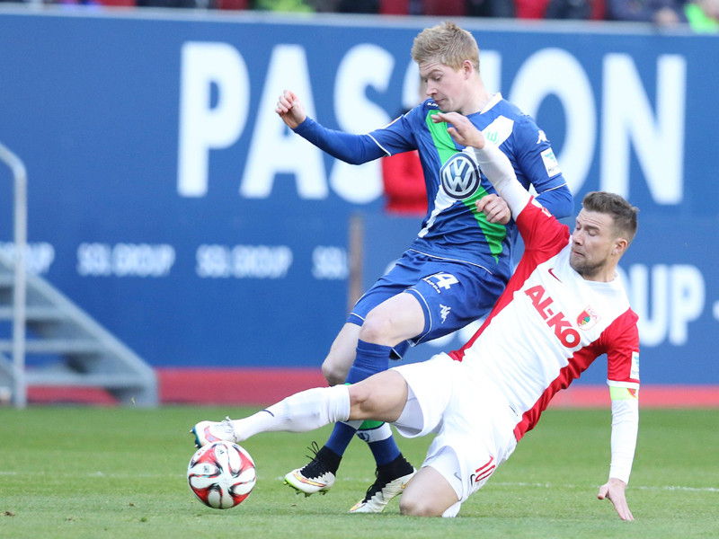 Abgemeldet: Augsburgs Daniel Baier (r.) kocht Wolfsburgs Kevin De Bruyne (l.) ab.