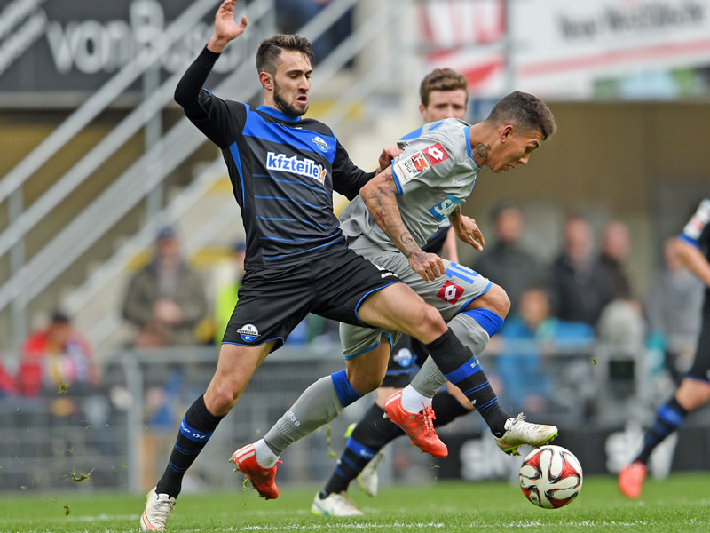 Intensive Mittelfeldduelle lieferte die Partie in Paderborn, hier zwischen Lukas Rupp und Roberto Firmino.