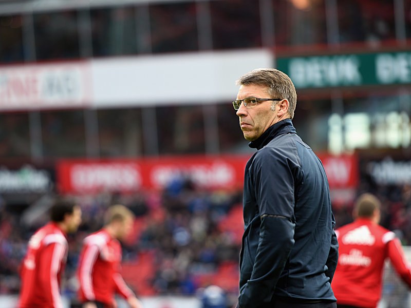 Erstmals als Cheftrainer auf einer Bundesliga-Bank: Peter Kn&#228;bel.