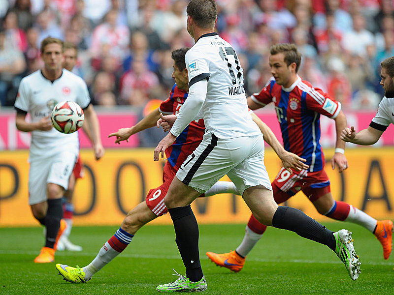 Traumtor aus Abseitsposition: Robert Lewandowski erzielt das 1:0 gegen Frankfurt. 