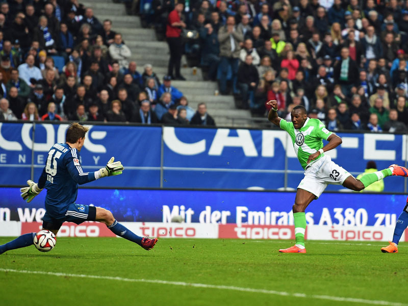 Wolfsburgs Guilavogui tunnelt Adler und trifft zu seinem ersten Bundesligator - 1:0.