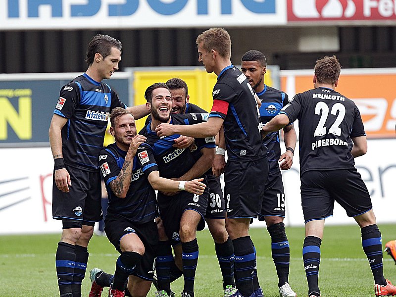 Kniefall: Paderborns Vrancic (#8) bejubelt sein soeben erzieltes 1:0.