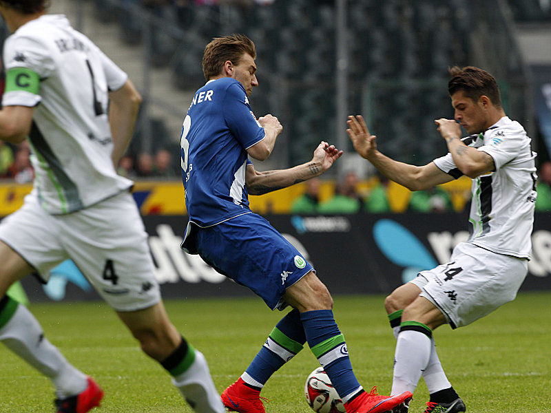 Aufgepasst: Wolfsburg Nicklas Bendtner ringt mit Granit Xhaka (re.) um den Ball. 