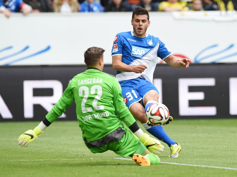 Hoffenheims Kevin Volland (r.) trifft gegen Dortmunds Mitchell Langerak (l.) zum 1:0.