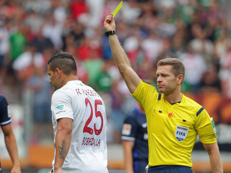 Referee Tobias Welz zeigt Bobadilla nach nur f&#252;nf Minuten Gelb - und kurz vor der Pause die Ampelkarte.