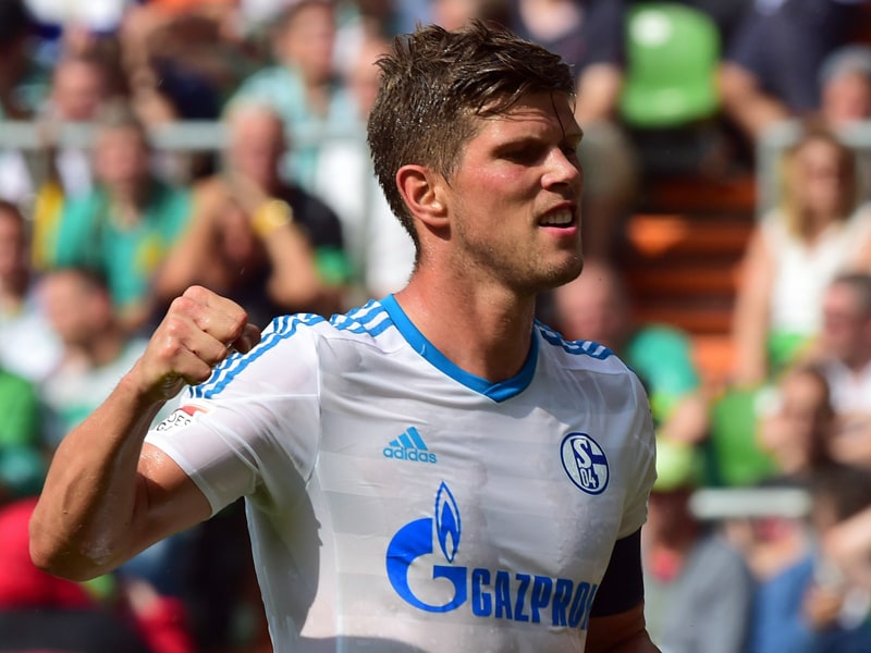 Schalkes Klaas-Jan Huntelaar  bejubelt seinen Treffer zum 2:0.