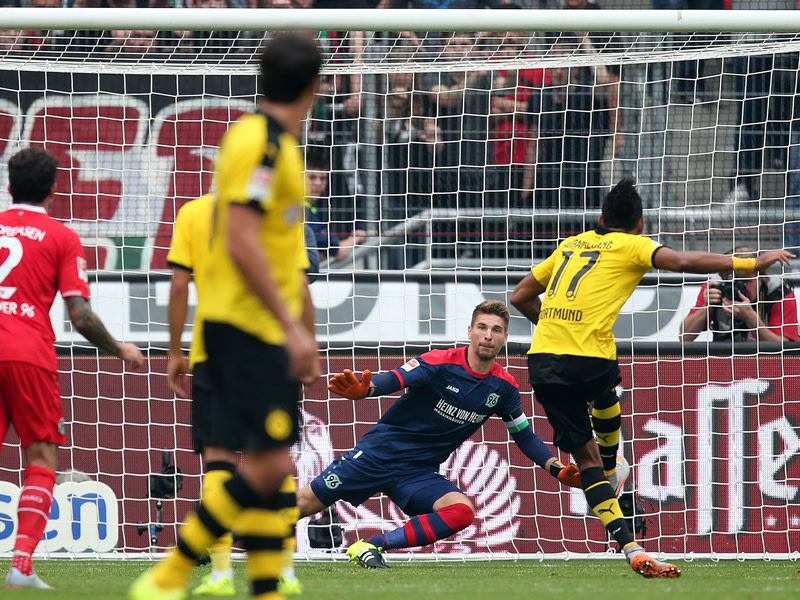 Versenkt: Dortmunds Pierre-Emerick Aubameyang (r.) verwandelt seinen Elfmeter.