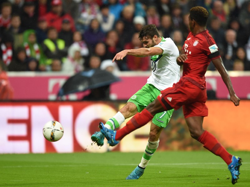 Wolfsburgs Daniel Caligiuri (l., gegen Bayerns David Alaba) h&#228;mmert die "Torfabrik" zum 1:0 ins Tor.
