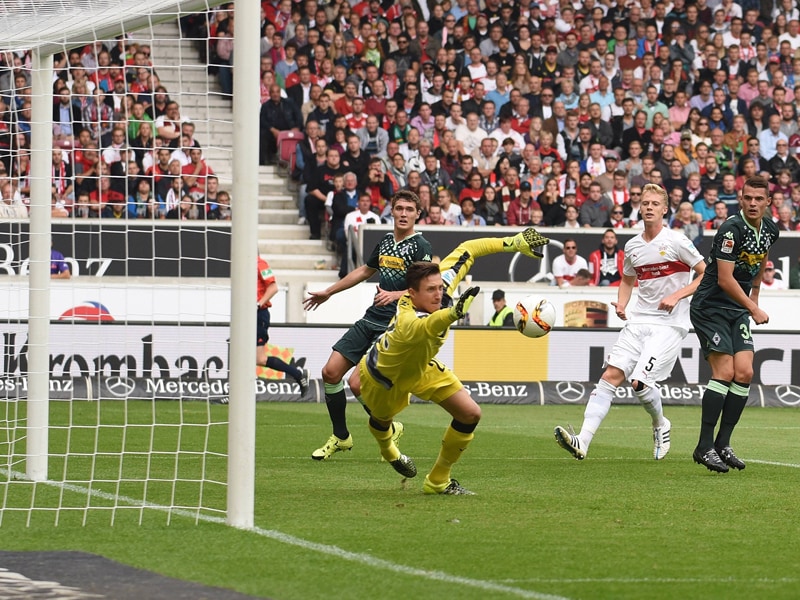 Gladbachs Granit Xhaka (r.) k&#246;pft zum zwischenzeitlichen 1:0 gegen Stuttgart ein.