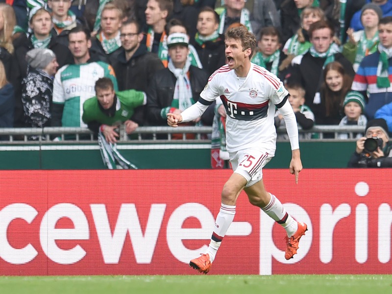 Es &quot;m&#252;llert&quot; auch in Bremen: Bayerns Thomas M&#252;ller dreht nach seinem Treffer zum 1:0 jubelnd ab.