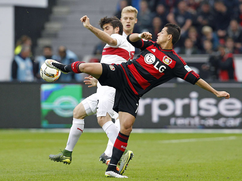 Umk&#228;mpft: Leverkusens Angreifer Hernandez (vorne) duelliert sich mit Stuttgarts Insua.
