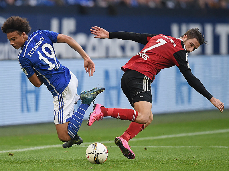 Kampf um den Ball: Schalkes Leroy San&#233; gegen Ingolstadts Mathew Leckie (r.). 
