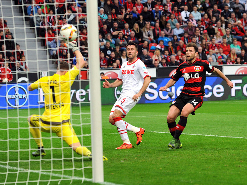 Dominic Maroh (M.) war der Matchwinner in Leverkusen: Hier erzielt er gegen Bayer-Keeper Bernd Leno sein erstes Tor.