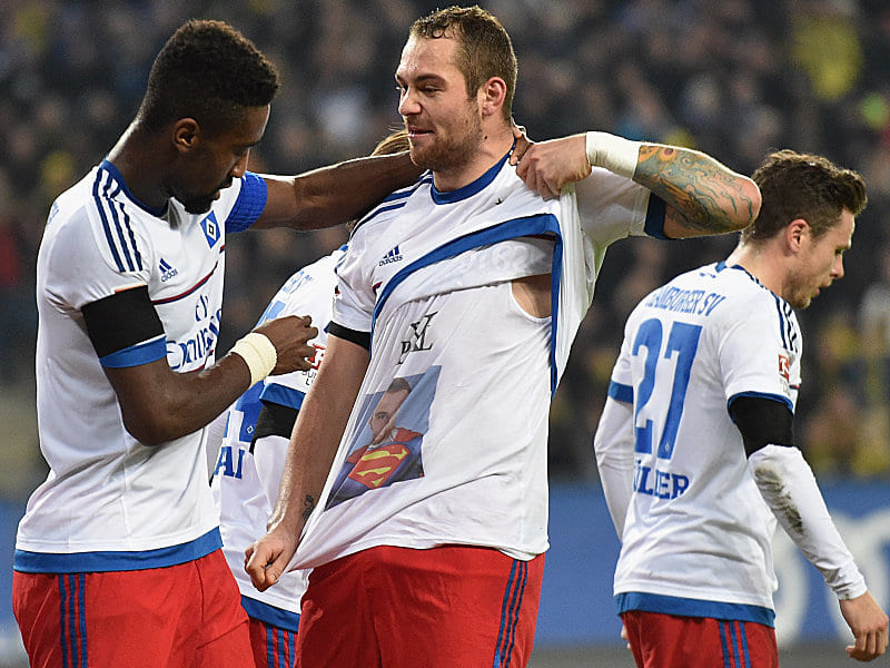 Legte vom Punkt das 1:0 f&#252;r den Hamburger SV vor und jubelte mit Superman-Shirt: Pierre-Michel Lasogga.