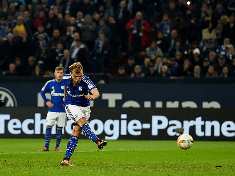 Mit goldenem Schuhwerk markierte Schalkes Johannes Geis vom Punkt das zwischenzeitliche 1:0 gegen Hannover 96.