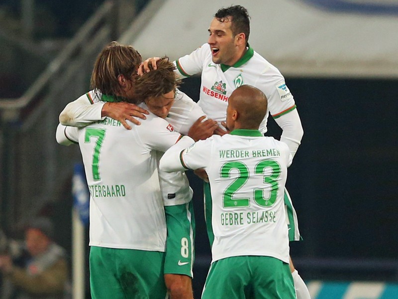Die Spieler von Werder Bremen jubeln &#252;ber das 1:1 von Clemens Fritz.