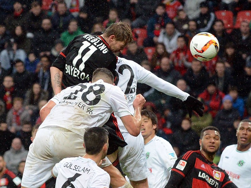 Abgehoben: Leverkusens Stefan Kie&#223;ling (#11) trifft per Kopfball zum 1:0.