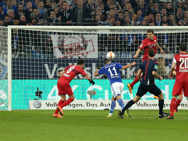 Gleich klingelt&apos;s: Schalkes Younes Belhanda erzielt per Kopf das 1:0.