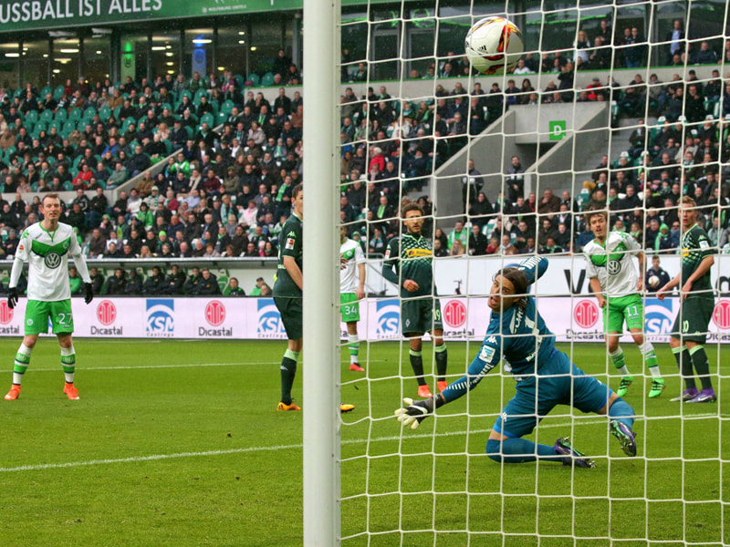 Eiskalt: Wolfsburgs Max Kruse (2.v.r.) trifft zum zwischenzeitlichen 2:0.