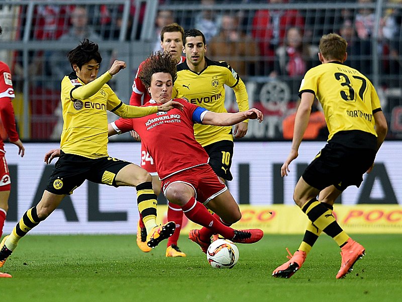 K&#228;mpfen um den Ball: Dortmunds Shinji Kagawa (l.) und Mainz-Kapit&#228;n Julian Baumgartlinger.