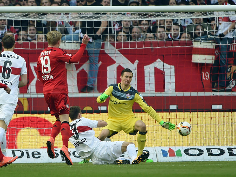Der T&#252;r&#246;ffner f&#252;r Leverkusen: Julian Brandt &#252;berwindet VfB-Keeper Przemyslaw Tyton zum 1:0.