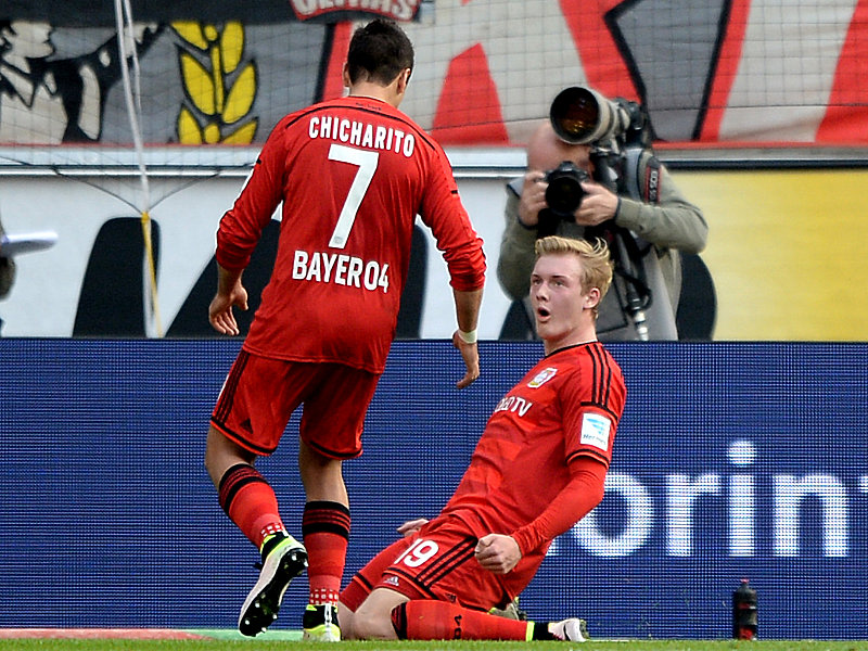 Leverkusener Freude: Julian Brandt hat Bayer in F&#252;hrung gebracht, Chicharito gratuliert.