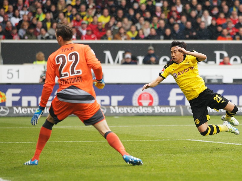 Abgehoben: Dortmunds Shinji Kagawa (r.) trifft gegen Stuttgarts Przemyslaw Tyton zum zwischenzeitlichen 1:0.