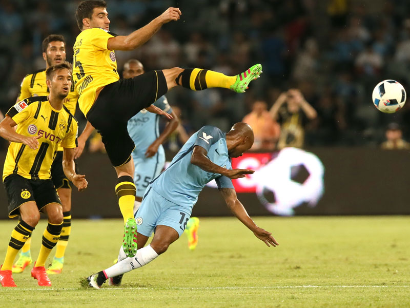Kompromisslos: Dortmunds Sokratis gegen Fabian Delph von Manchester City.