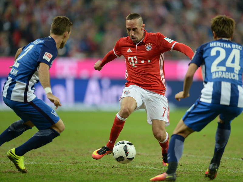 Ausgetanzt: Bayerns Franck Ribery (M.) l&#228;sst in dieser Szene seine Gegenspieler aussteigen und trifft zum 1:0.
