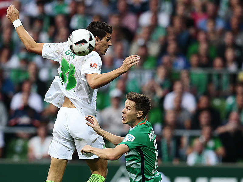 Aus den Augen verloren: Wolfsburgs Gomez im Luftkampf.