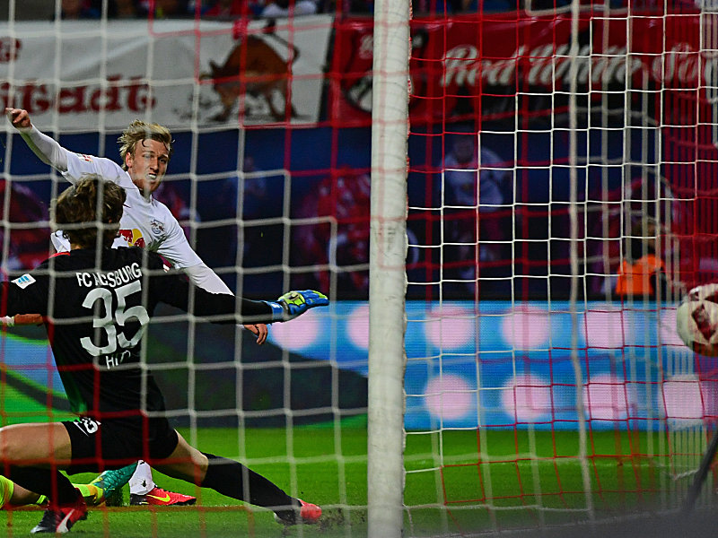 Zunge raus, Ball rein: Emil Forsberg trifft zum 1:0 f&#252;r Leipzig. 