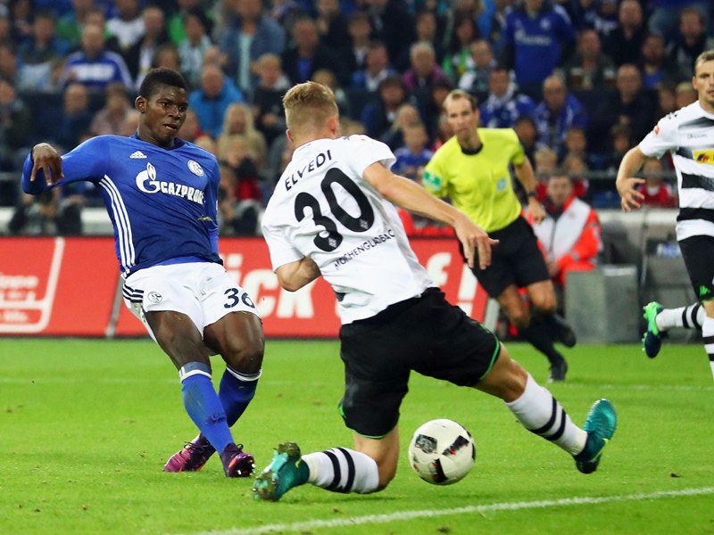 Schalkes Embolo trifft zum 2:0, Elvedi kommt zu sp&#228;t.