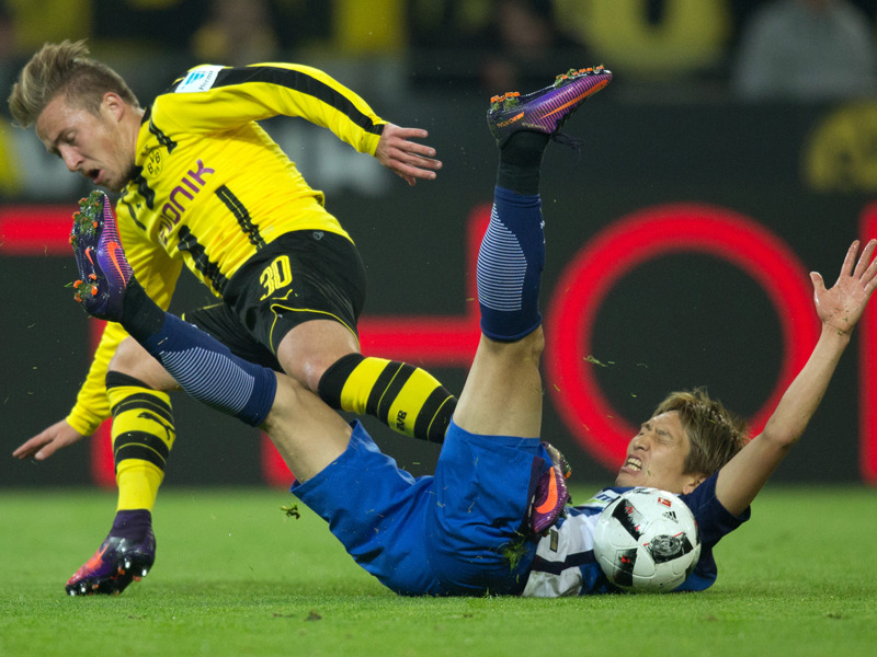 Erst Debatte, dann viele Fouls: Dortmunds Felix Passlack (l.) gegen Berlins Genki Haraguchi (r.).