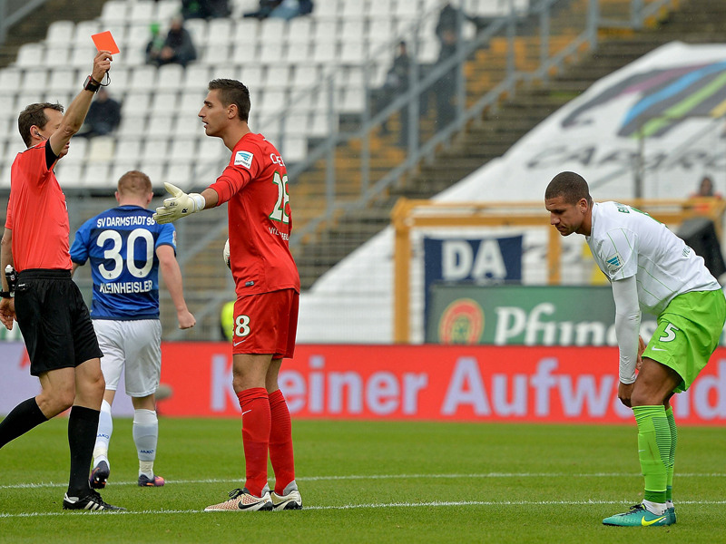 Eine entscheidende Szene des Spiels: Wolfsburg Jeffrey Bruma (re.) sieht nach einer Notbremse die Rote Karte. 