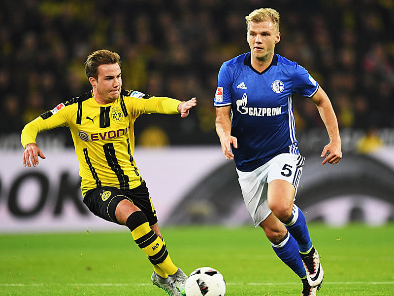 Voller Einsatz: Dortmunds Mario G&#246;tze attackiert Schalkes Johannes Geis.