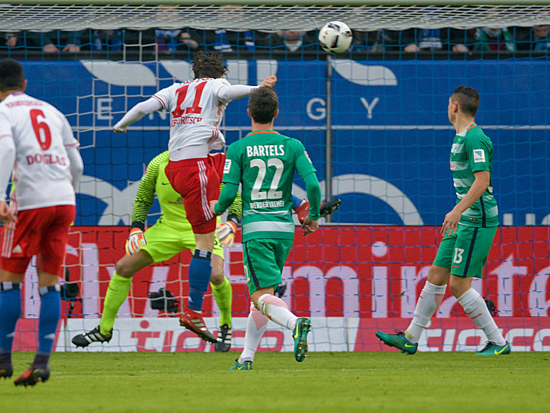 Gleich hellwach: Michael Gregoritsch (#11) nickt nach 140 Sekunden zur 1:0-F&#252;hrung ein. Werders Abwehr sieht nur zu.