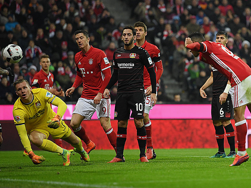 Der Startschuss im Topspiel des 12. Spieltags: Thiago trifft zum zwischenzeitlichen 1:0 gegen Leverkusen.