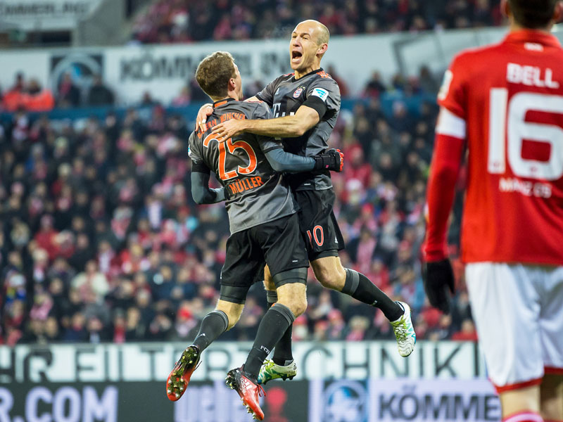 Ekstase: Arjen Robben (re.) und Thomas M&#252;ller feiern das Tor zum 2:1 in Mainz. 